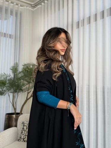 عباية D583 - قماش انترنت مطرزة من الامام - تركواز