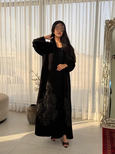 عباية D947 - بقماش سراميك مزينة بتطريز ورد بلولو -...