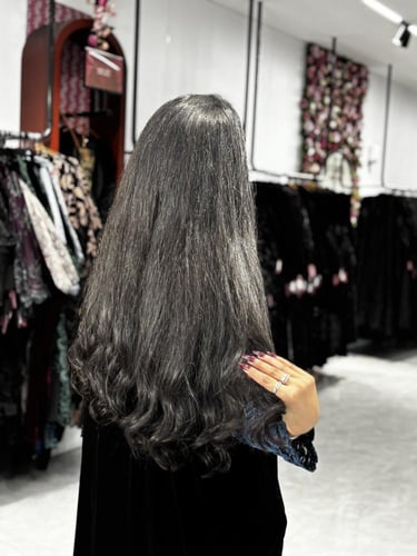 عبايةD731-شتويه قماش مخمل مزين باكمام دانتل قصه نص...