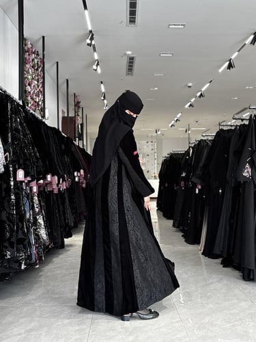 عباية D715-شتويه مخمل بتدخيلات دانتيل نصف كلوش - ا...