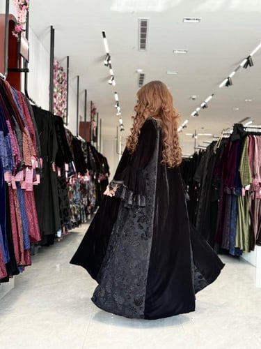 عباية D657 - شتوية قماش مخمل مزينه بأكمام كسرات -...