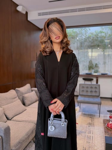 عباية D850 - بقماش سراميك مزينة بدانتل وشك بالخلف...