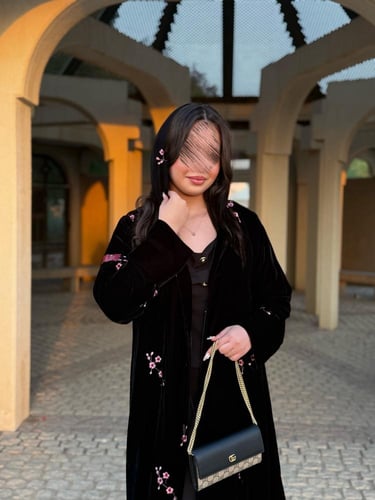 عباية D634 - قماش مخمل بتطريز ابيض قصة كلوش - وردي