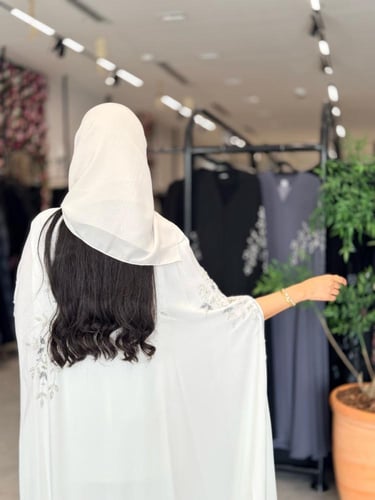 عباية D971 - قطرية بقماش كريب إحساس بشك - ابيض