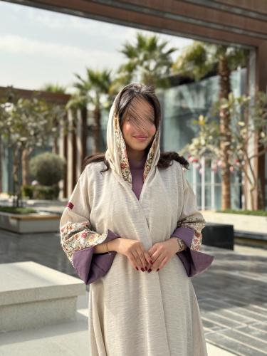 عباية D210بيج مع موف مطرز