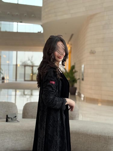 عباية D642 - قماش مخمل بتدخيلات دانتيل - اسود