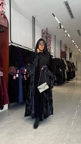 عباية D657 - شتوية قماش مخمل مزينه بأكمام كسرات -...