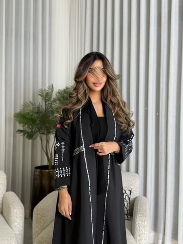 عباية D594 - قماش كريب روان مطرز قصة اي لاين