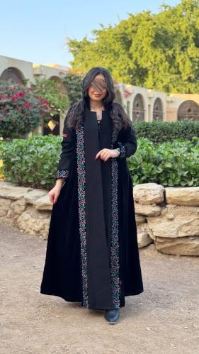 عباية D636 - قماش كتان مع مخمل بكلفة مطرزة تطريز ت...