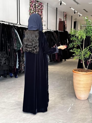 عباية D738 - بقماش مخمل مزين بكلفه قصة كلوش - كحلي