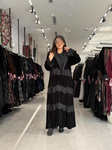 عباية D696 - شتوية قماش مخمل مع كتان طبقات مزينه ب...