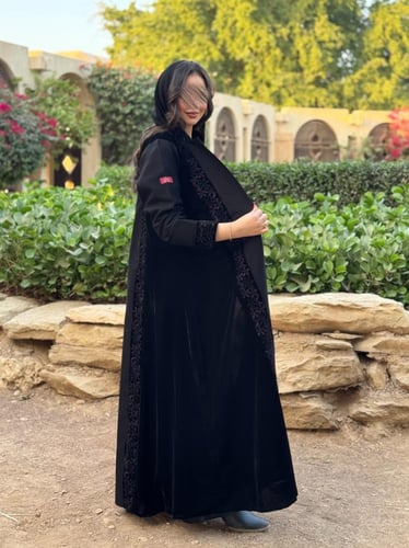 عباية D636 - قماش كتان مع مخمل بكلفة مطرزة تطريز ب...