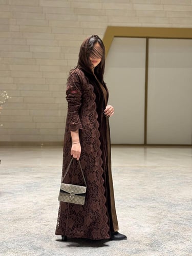 عباية D642 - قماش مخمل بتدخيلات دانتيل - بني
