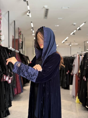 عباية D698 - عباية شتوية مخمل كسرات باكمام دانتل ق...