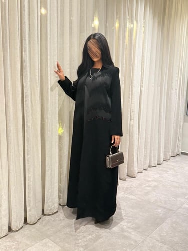 عباية D854 - بقماش سراميك بشك في الصدر مبطن