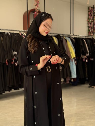 عباية D440 - قماش انترنت بكسرات جانبية - مطرز ابيض