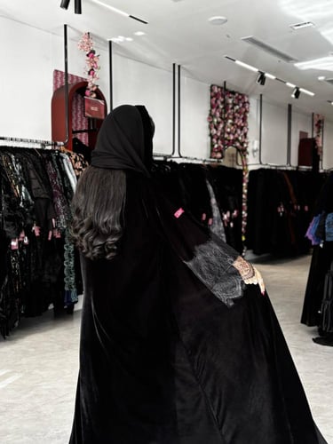 عبايةD731-شتويه قماش مخمل مزين باكمام دانتل قصه نص...