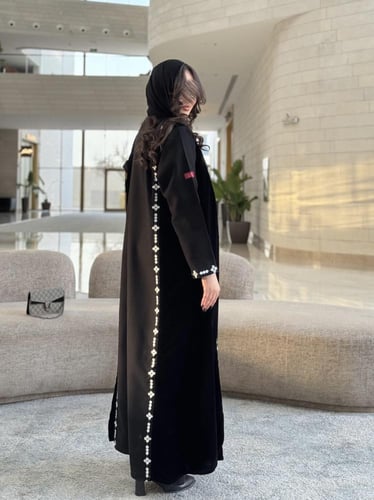 عباية D638 - شتوية قماش كتان مع مخمل مطرز