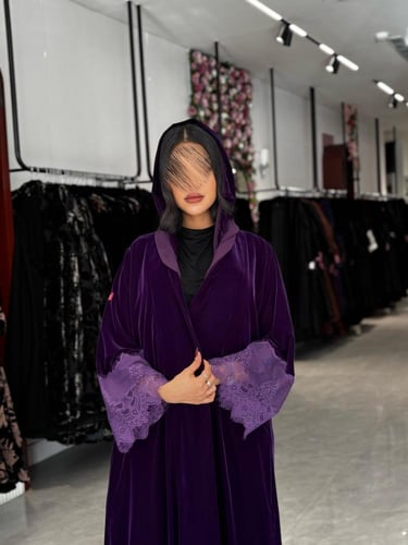 عبايةD731-شتويه قماش مخمل مزين باكمام دانتل قصه نص...