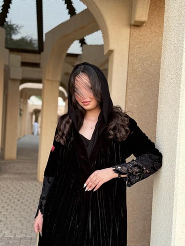 عباية D633- شتوية قماش مخمل كسرات دبل كلوش - اسود