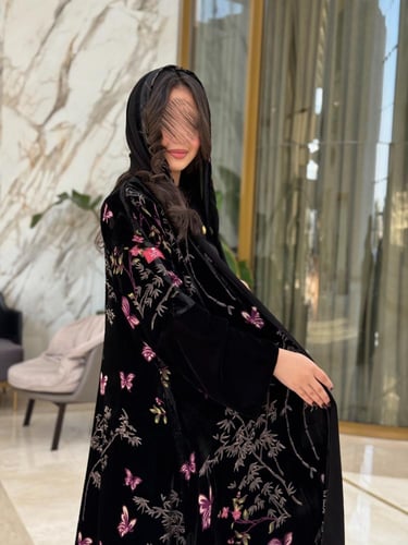 عباية D648 - شتوية قماش مخمل بطبعات ورد