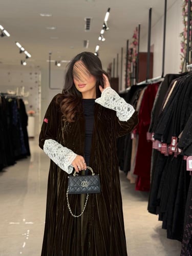 عباية D698 - شتوية مخمل كسرات بأكمام دانتل قصة دبل...