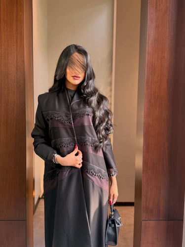 عباية D853 - بقماش كريب روان تدخيلات دانتل - عنابي