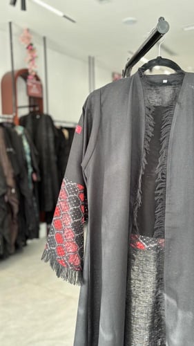 عباية D374 -اسود اكمام زهري