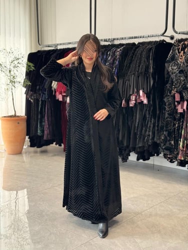 عباية D704 - شتوية قماش مخمل ناعم مخطط اسود قصة نص...