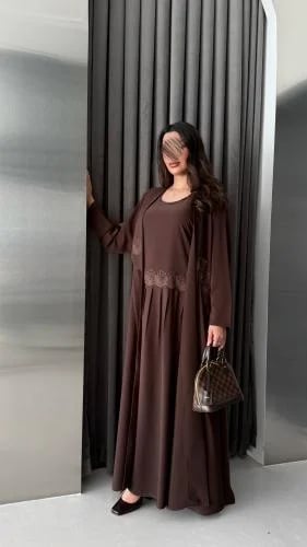 عباية D70012 - بقماش نواعم بياقة انيقة مزين بكلفة من الجوانب ربع كلوش - بني
