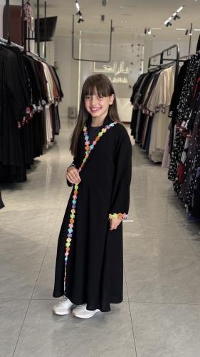 عباية اطفال D6034 - بقماش كريب ملكي بكلفة ورود صغيرة - ملون