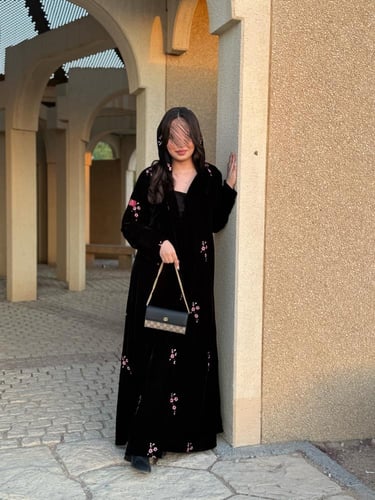 عباية D634 - قماش مخمل بتطريز ابيض قصة كلوش - وردي