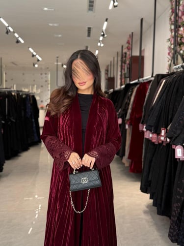 عباية D698 - شتوية مخمل كسرات بأكمام دانتل قصة دبل...