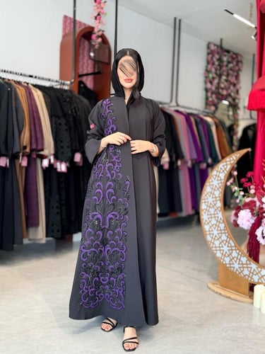 عباية D920 - بقماش تفتة قصة ستريت بتطريز زخارف متد...