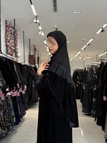 عبايةD734-مخمل ناعم مزينه بكسرات بالاكمام مع قماش...