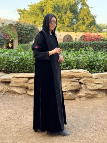 عباية D638 - قماش كتان مع مخمل بكلفة مطرزة - اسود