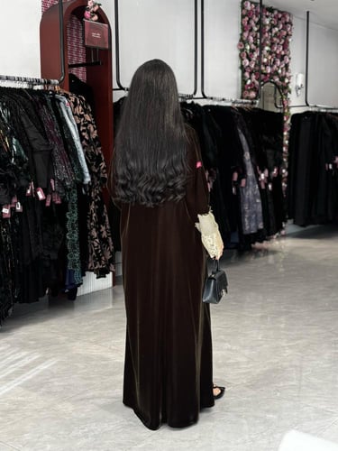 عبايةD731-شتويه قماش مخمل مزين باكمام دانتل قصه نص...