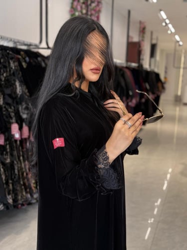 عبايةD734-مخمل ناعم مزينه بكسرات بالاكمام مع قماش...
