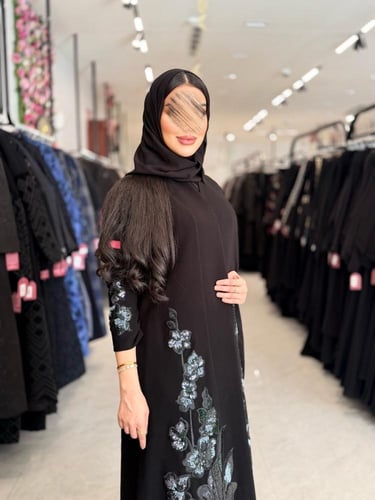 عباية D957 - بقماش سراميك قصة ستريت بشك من الامام...