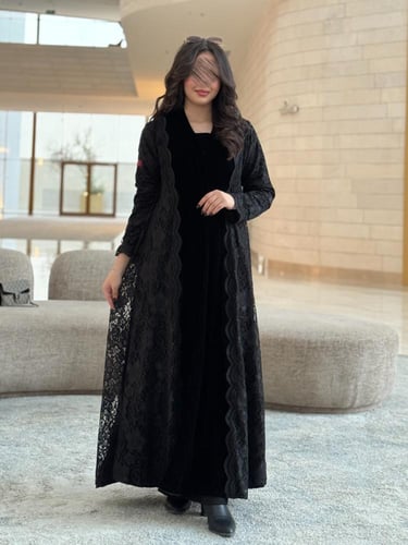 عباية D642 - قماش مخمل بتدخيلات دانتيل - اسود