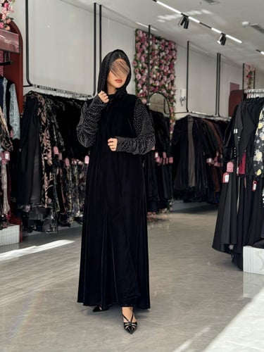 عباية D724-شتويه قماش مخمل باكمام مخمل مزينه بكسرا...