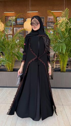 عباية D70002- بقماش كريب ملكي بكلفة مع ربط مميز من الامام - بني ( العباية تفصيل حسب الطلب ( 2 - 4 يوم ))