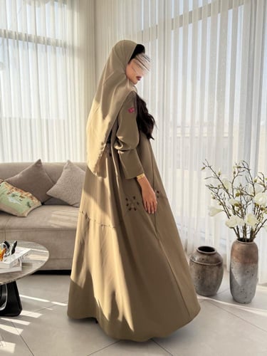 عباية D913 - بقماش حرير بتطريز انيق قصة عادية - زي...