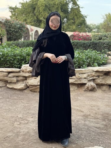 عباية D654 - شتوية قماش مخمل اكمام كسرات تفته - بن...