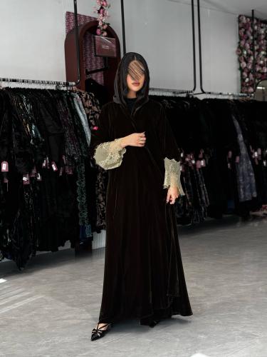 عبايةD731-شتويه قماش مخمل مزين باكمام دانتل قصه نص...