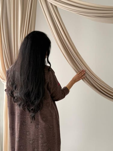 عباية D798 - بقماش لنن مخرم- (يشملها فستان ) - عود...