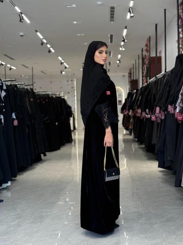 عباية D664- شتوية قماش مخمل بأكمام دانتيل قصة نصف...