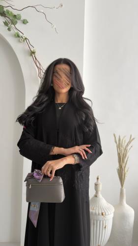 عباية D6024 - بقماش كريب ملكي بدانتل بالصدر والاكمام - اسود