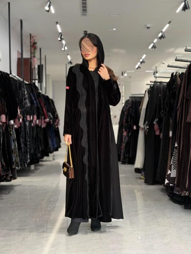 عباية D697 - شتوية قماش مخمل مزينه بكلفه - اسود