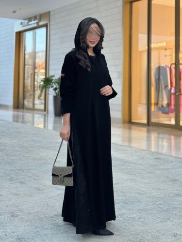 عباية D608 - عباية قماش ملكي تطريز جوانب - اسود